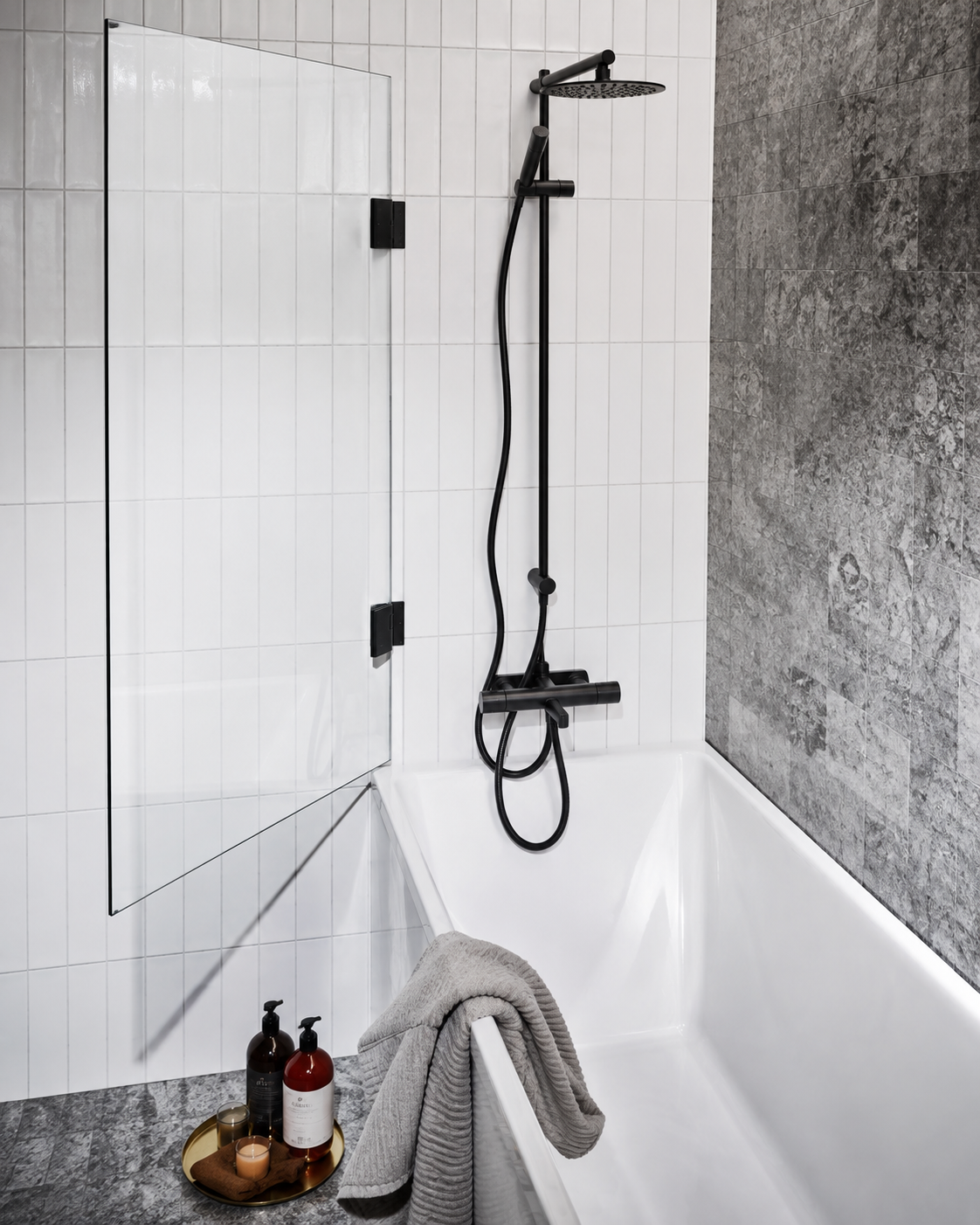 Alterna Luxor 8 Timeless Badkarsvägg 140x80 cm Svart inklusive Monterat & Klart
